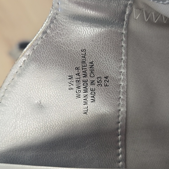 Guess Silver Metallic Embossed Snakeskin Pointed Toe Ankle Boots, Size 9.5 - Picture 4 of 5